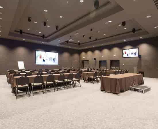 Rome Life Hotel classroom-style conference room with dual screens for corporate meetings or events.