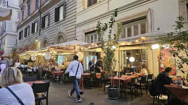 Sala Palatino at Centro Congressi Cavour: intimate networking dinner setup with bistro lighting.