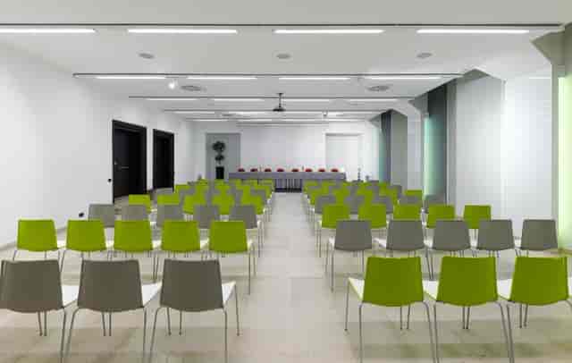 Sala 2 Oceania conference room with theater seating for corporate events and professional meetings.