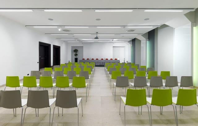 Sala 2 Oceania conference room with theater seating for corporate events and professional meetings.