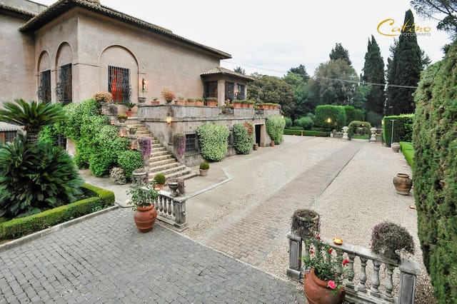 Historic Villa Giovanelli, premier outdoor wedding venue for elegant al fresco receptions.