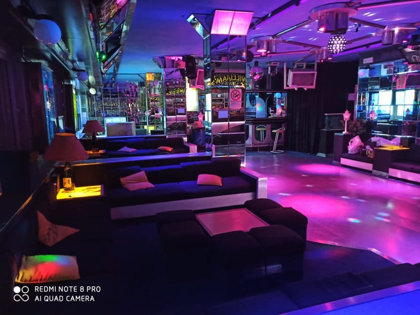 Piano bar at William's Club with lounge seating, perfect for evening receptions and after-parties.