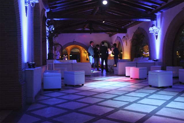 Modern lounge at Villa Gianicolense with dramatic uplighting for corporate networking events.