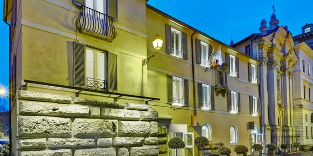 Historic boutique conference room in Hotel Indigo Rome, perfect for executive retreats and meetings.