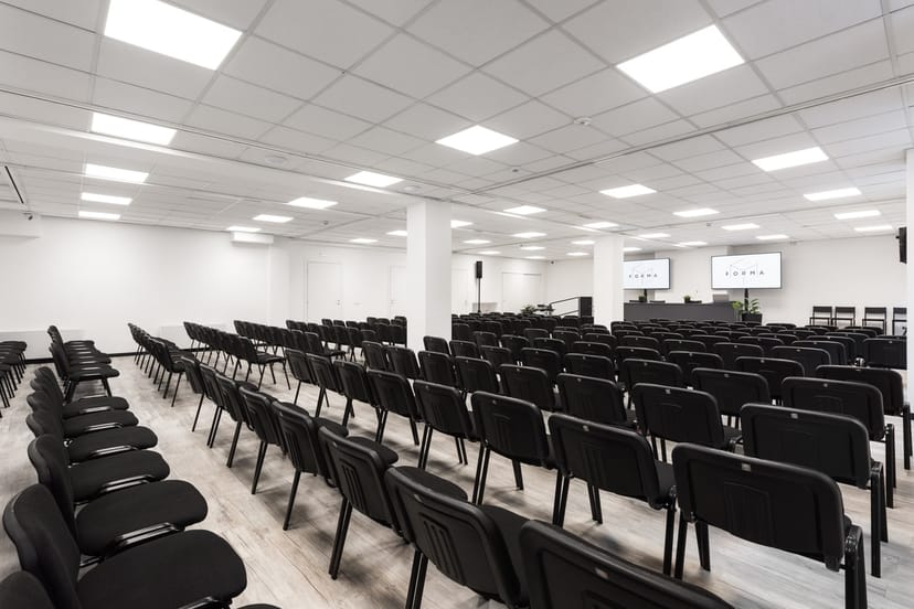 Sala Q theater layout at Centro Congressi Forma Spazi for corporate training and presentations.