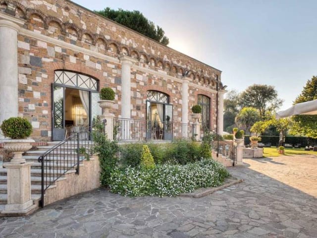 Nuova Villa dei Cesari: historic outdoor venue for intimate luxury weddings and gala receptions.