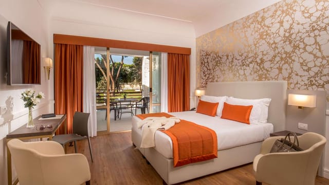 Hotel Shangri-La Roma guest room with workspace and terrace for business travel.