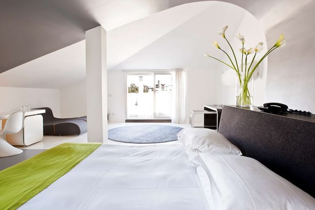 Modern executive suite at Suites in Ripa Roma for business meetings and coworking.