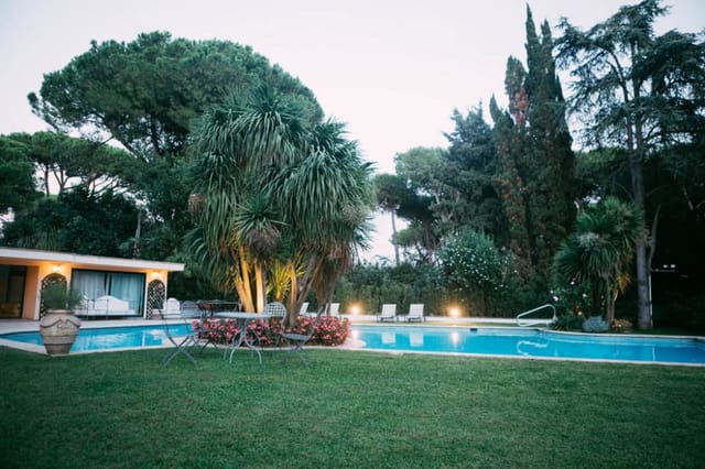 Outdoor welcome reception at Villa Trebazia, an intimate event venue for incentive travel.
