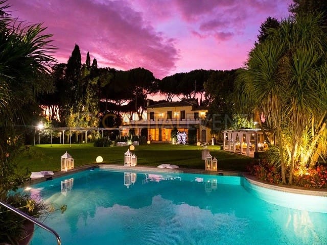 Luxury gala at Villa Trebazia pool featuring elegant evening lighting for corporate reception.