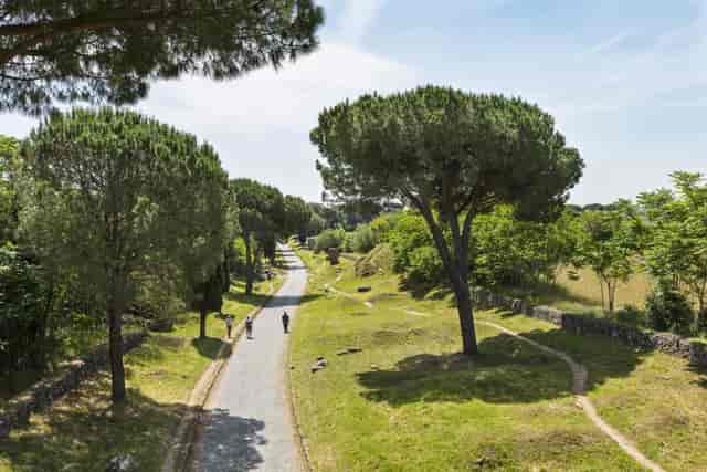 Villa degli Orazi garden: scenic outdoor venue for corporate team-building and incentive retreats.