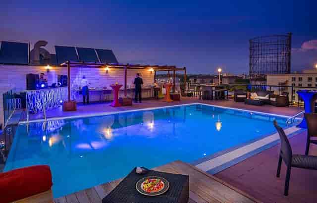 H10 Roma Città rooftop terrace with pool, perfect for upscale cocktail receptions and mixers.