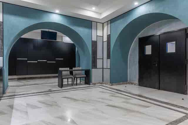 Hotel Universo meeting room foyer with architectural arches, ideal for event registration or breaks.