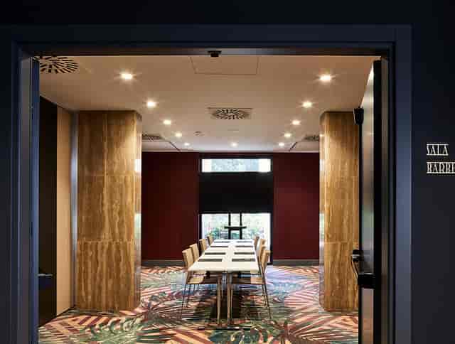 Boardroom at Hotel Villa Pamphili Roma with travertine pillars for corporate events and meetings.