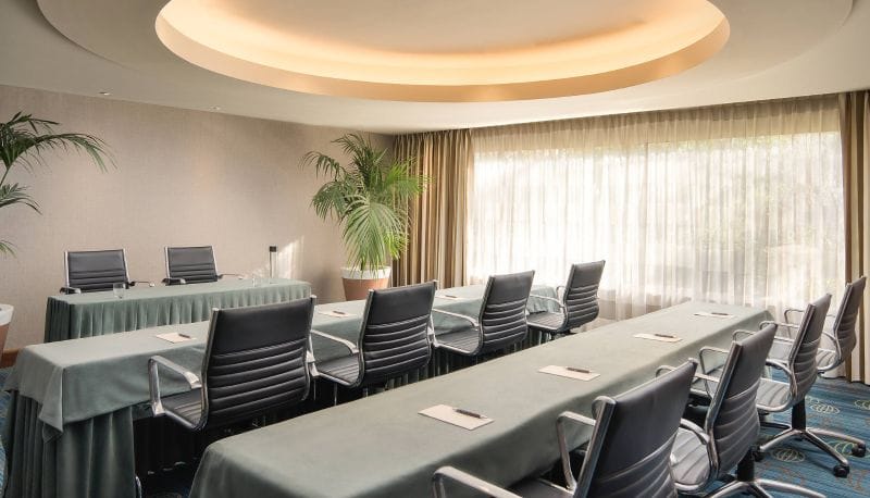 Classroom-style meeting room at Cardo Roma with natural light for professional training workshops.