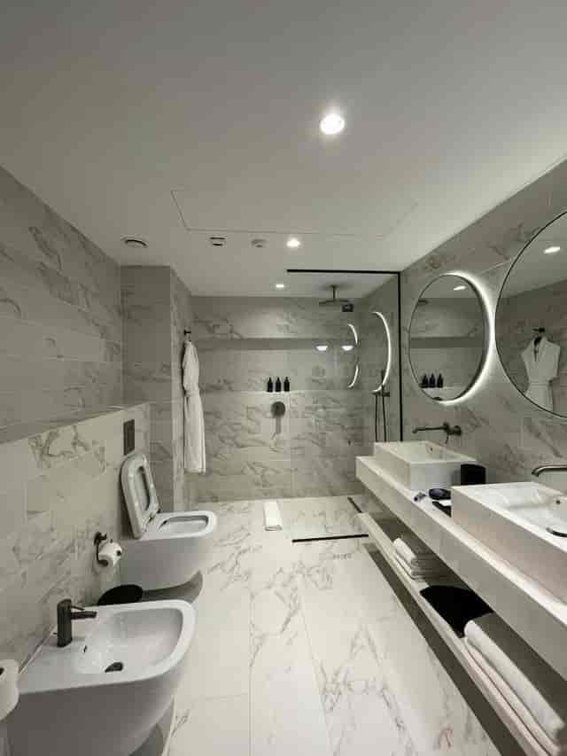 Luxury Terrace Pool hotel bathroom at Cardo Roma, ideal for executive retreats and corporate events.