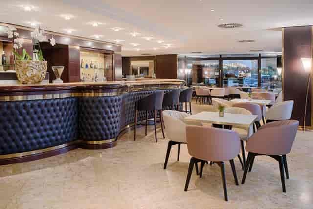 Sophisticated hotel bar at NH Roma Villa Carpegna, ideal for corporate networking and conferences.