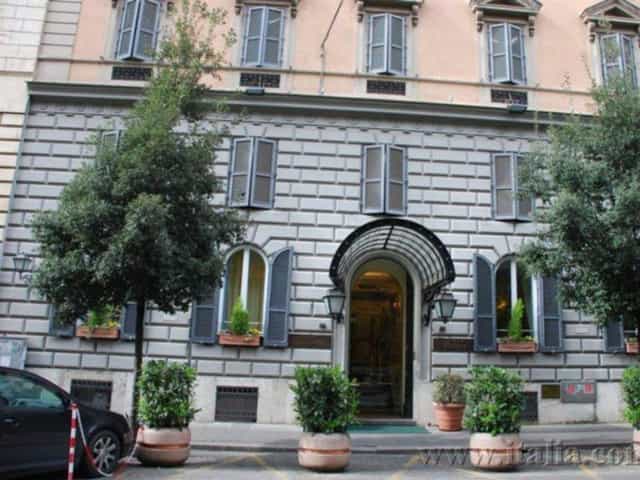 Hotel Ludovisi Palace bar: elegant boutique venue for exclusive corporate board meetings.