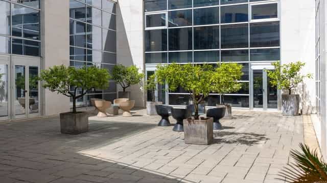 Modern courtyard lounge at Precise House Mantegna Roma for corporate networking and events.