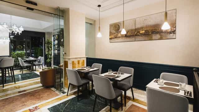 Ramo Bistrot at Trilussa Palace Hotel: Upscale two-top tables for VIP networking and luncheons.