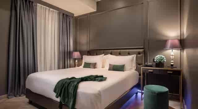 Upscale La Place Roma hotel room with mood lighting for VIP event accommodations and speaker lodging.