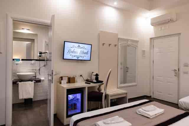 Hotel Relais Monti business center: compact guest room workspace for corporate travel and meetings.