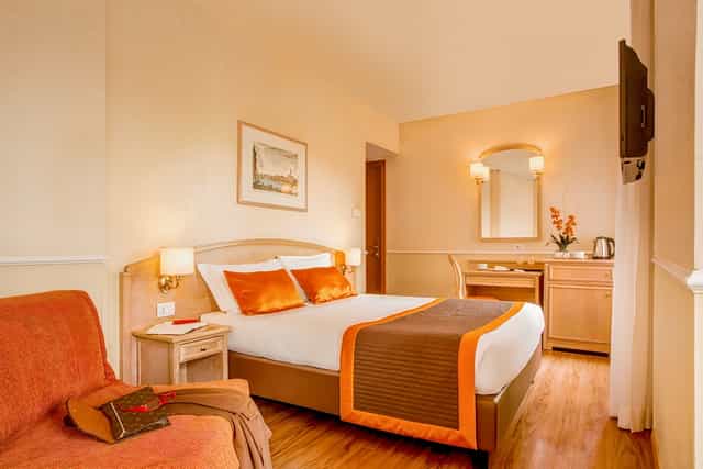 Hotel Santa Costanza room with workspace, ideal for business travel and conference accommodation.