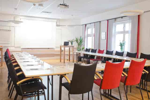 U-shaped meeting room at Hotell Zinkensdamm with natural light for corporate training and workshops.
