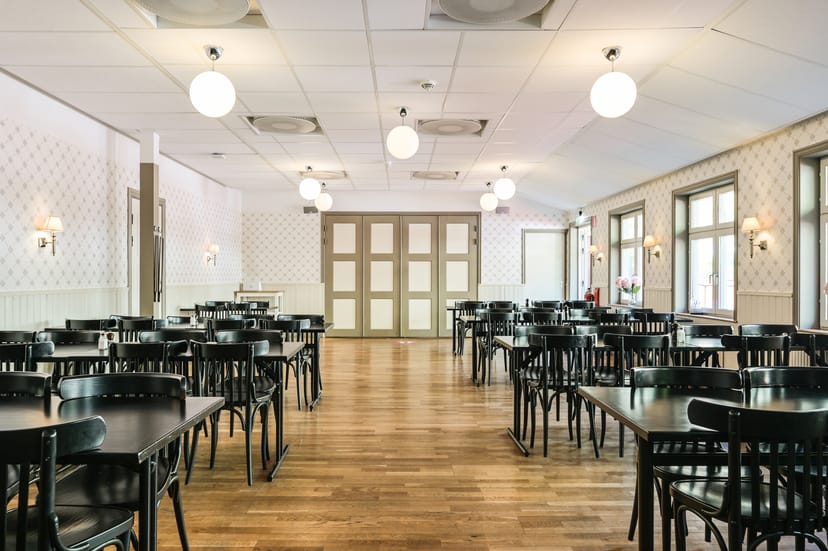 Matsalen event space with bistro seating, ideal for corporate lunches and networking workshops.