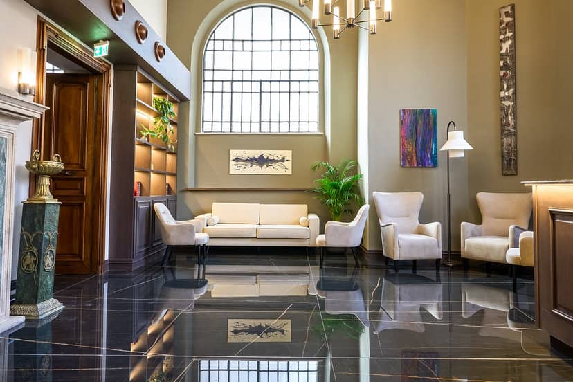 Sophisticated Hotel Memphis lobby with high ceilings, perfect for VIP arrivals and board meetings.