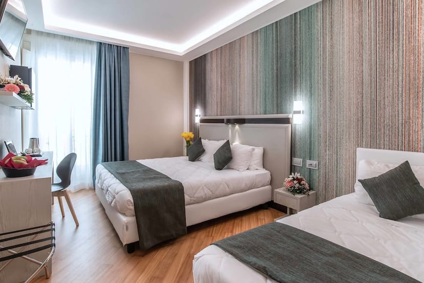 Modern Hotel Memphis double room with desk for corporate groups and business travel.