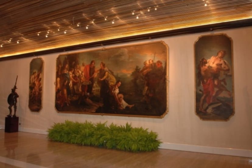 Atelier gallery venue at Rome Cavalieri with track lighting for upscale cocktail reception events.