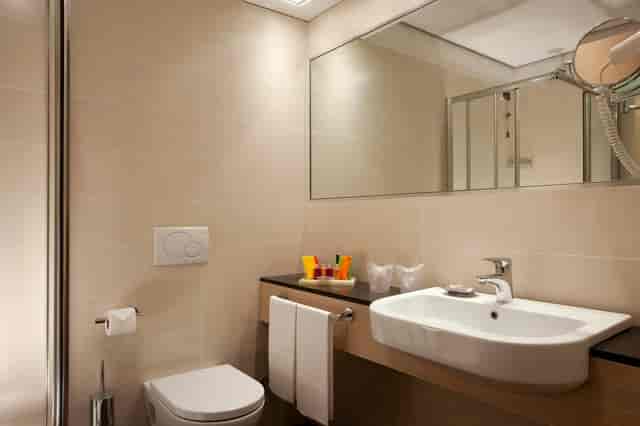 Modern bathroom at iQ Hotel Roma, perfect for corporate travel and business accommodation.
