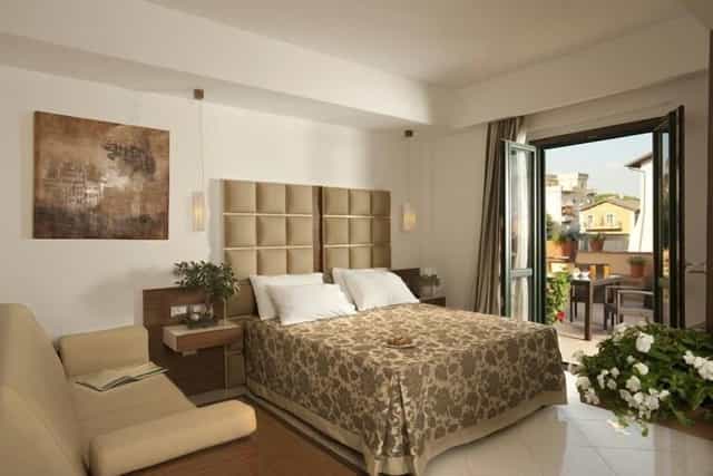 Hotel Roma OC restaurant with terrace and workspace for business events and corporate meetings.