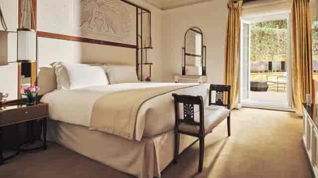 La Terrazza VIP suite at Hotel Eden: sophisticated indoor-outdoor speaker lounge for conferences.