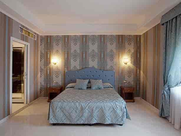 Lounge at Navona Queen Rome hotel: comfortable guest room for business travel and group bookings.