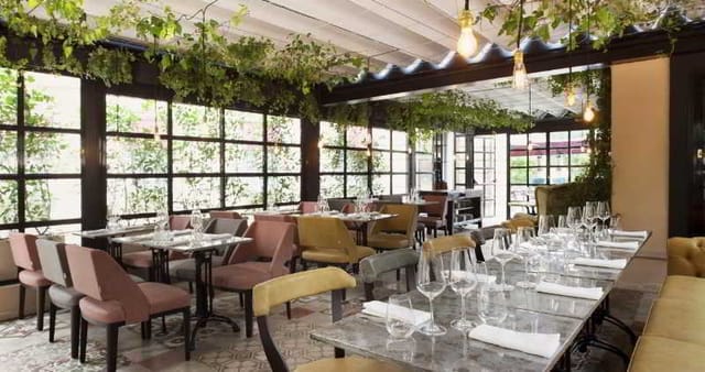 High-end garden restaurant in Rome for corporate luncheons and boutique receptions.