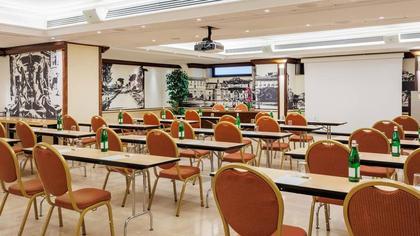 Tiberina meeting room at Spazio Arcò: classroom setup for corporate training and seminar events.