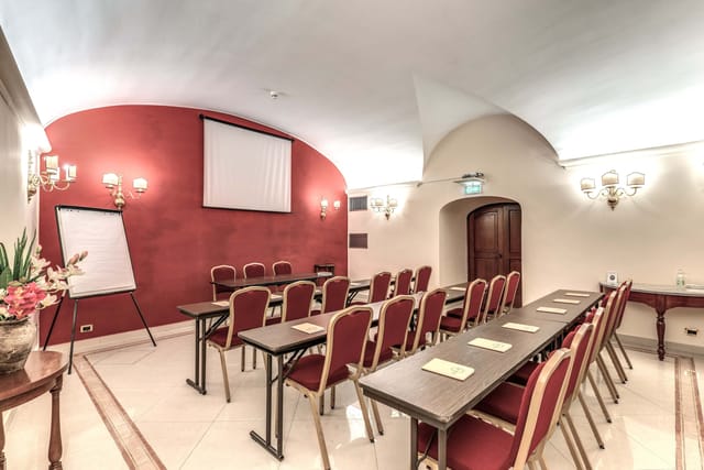 Tiberina meeting room at Spazio Arcò with vaulted ceiling for professional training and workshops.