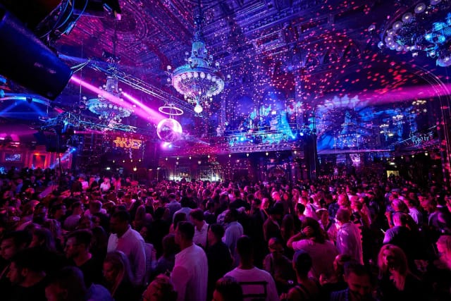 Night club at Kammarsalen featuring ornate chandeliers for gala and corporate party events.