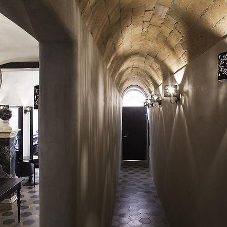 Vaulted stone corridor at Casa de' Coronari, ideal for luxury breakout space or evening reception.