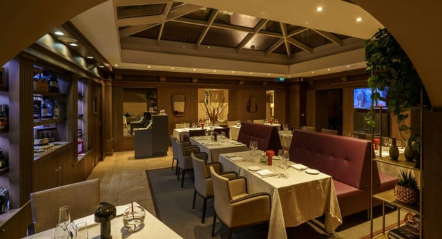 Upscale I Sofà Bar Restaurant atrium for corporate dinners and VIP events.