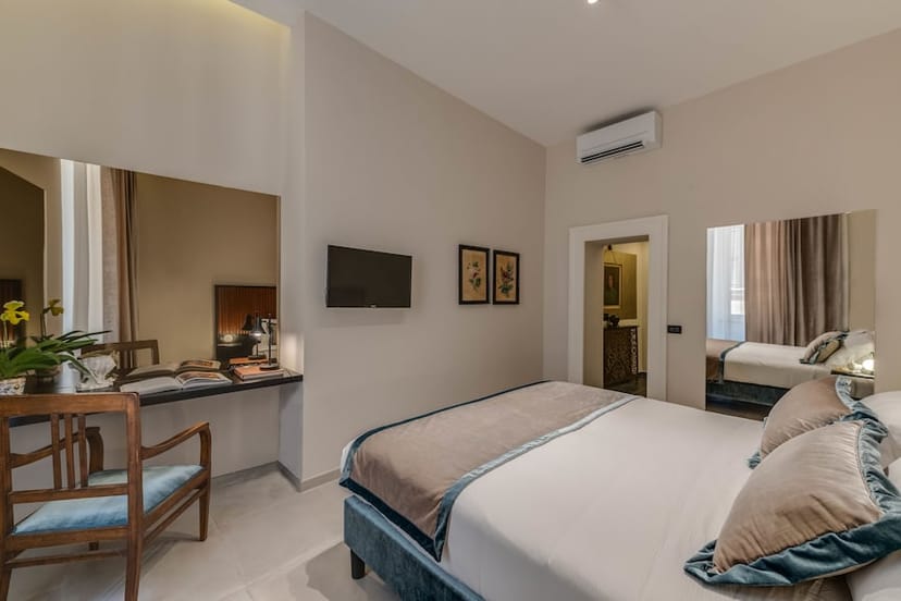 Annex Hotel Navona room with dedicated workspace for business conference travel.