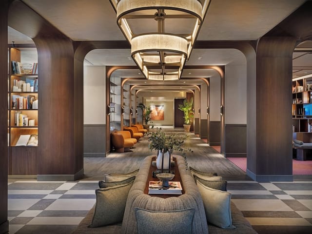 The Westin Madrid Cuzco lounge: sophisticated breakout area for corporate meetings and networking.