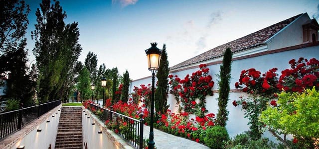 Elegant garden cocktail reception at Finca La Alquería venue for luxury gala events.