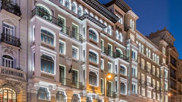 Elegant Meeting Room 4 at Catalonia Gran Vía Madrid for executive retreats and board meetings.