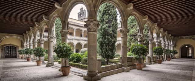 Chamber of Charles V: Historic, atmospheric venue for luxury cocktail receptions and networking.