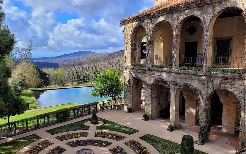 Renaissance cloister at San Jerónimo de Yuste, ideal for executive retreats and luxury weddings.