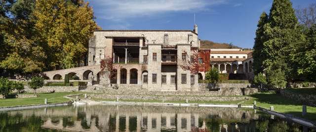 Renaissance cloister at San Jerónimo de Yuste, perfect for luxury wedding and gala venues.