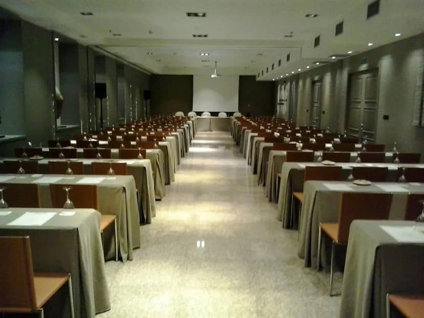 Meeting Room Delicias classroom setup for professional workshops and corporate training events.
